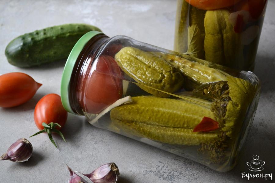 Ассорти из помидоров и огурцов на зиму