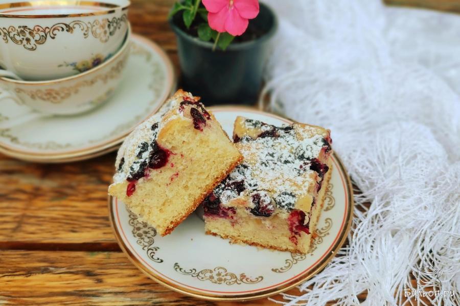 Бисквитный пирог со смородиной