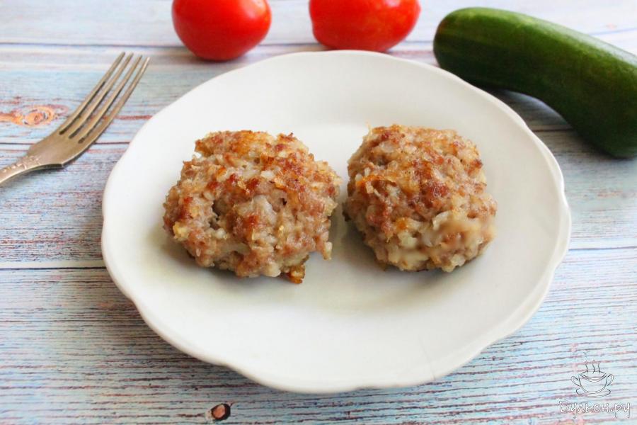 Мясные котлеты с картофелем на сковороде