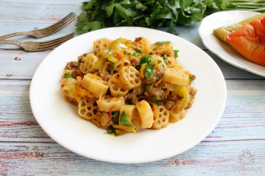 Тушеные макароны с фаршем в овощном соусе