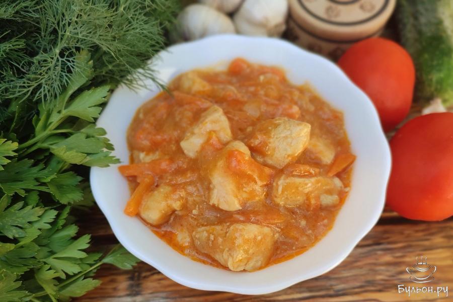 Куриный гуляш с морковью и луком