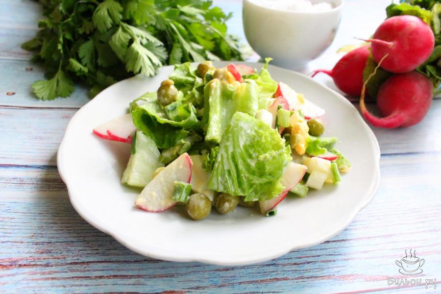 Салат с редиской, свежими огурцами и зеленым горошком