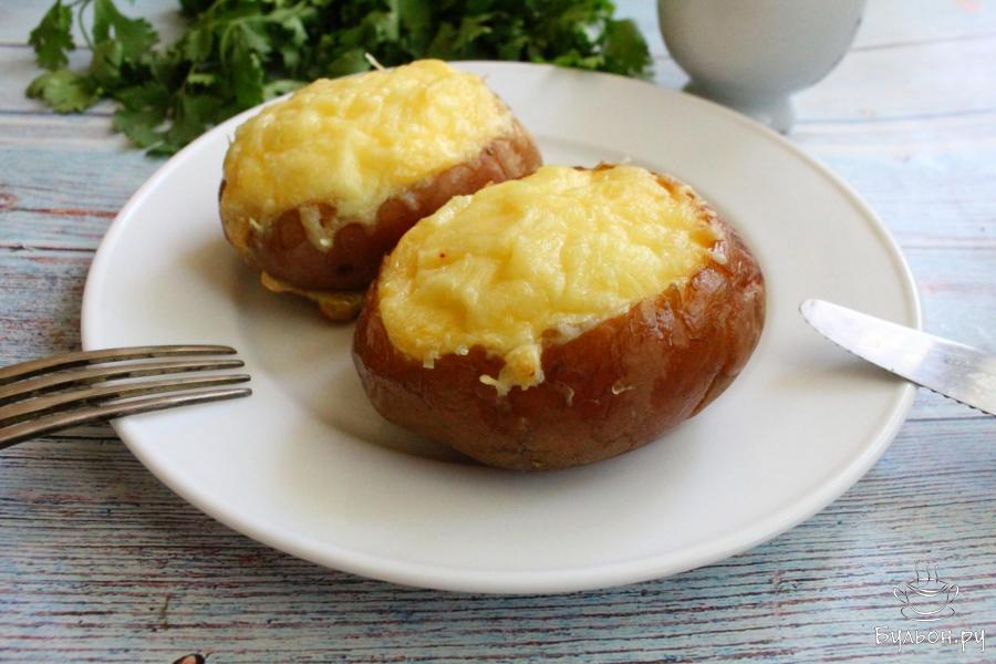 Печеный картофель с яйцом и сыром в духовке