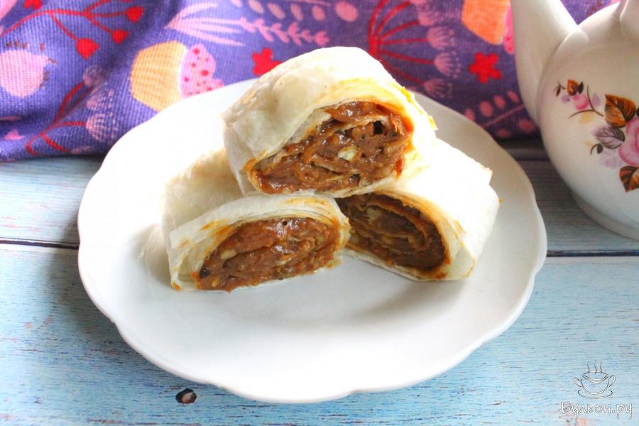 Рулет из лаваша с вареной сгущенкой и орехами