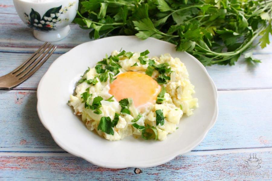 Яичница с брынзой и луком на сковороде