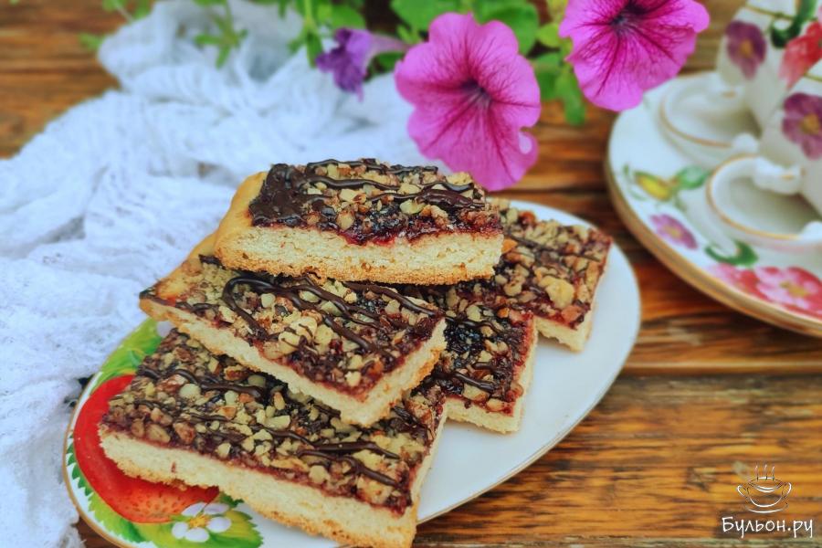 Нарезное печенье с вареньем, орехами и шоколадом
