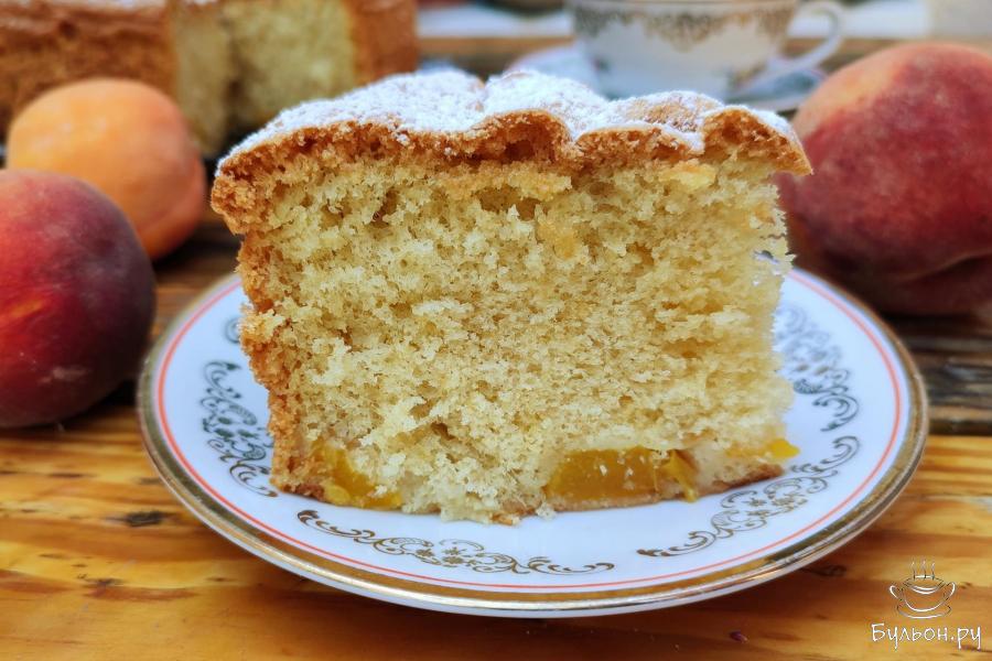 Бисквит с персиками