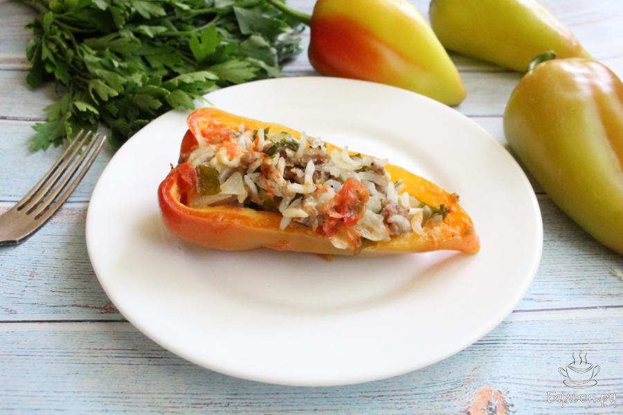 Фаршированные перцы половинками с фаршем и брынзой в духовке