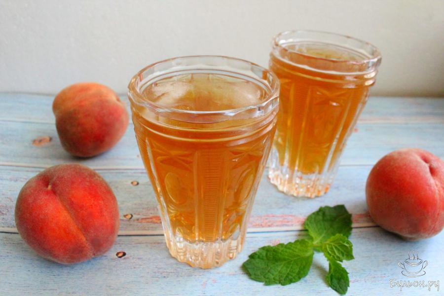 Холодный чай с персиками и мятой