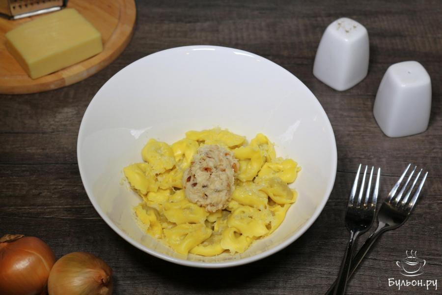 Тортеллини с сыровяленой ветчиной, сыром и луковым соусом