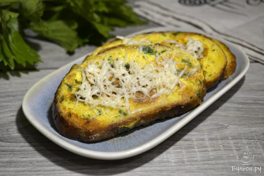 Гренки с яйцом, сметаной и сыром на сковороде