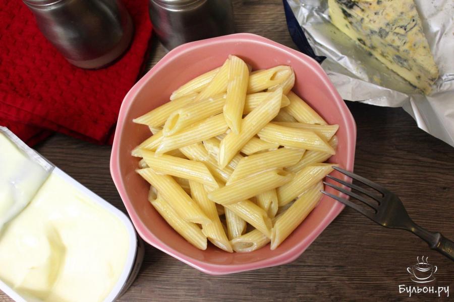 Паста с соусом на основе плавленого сыра и сливок