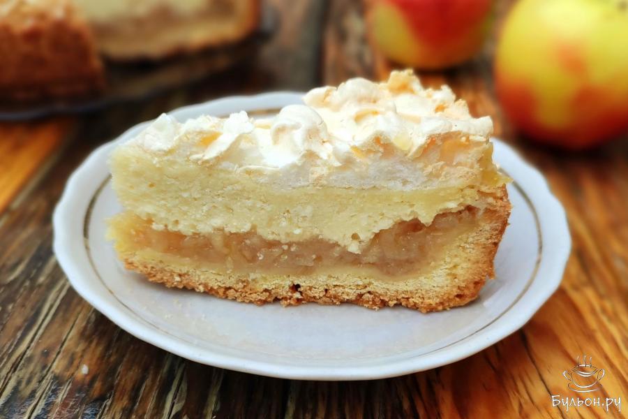 Песочный пирог с яблочно-творожной начинкой и безе