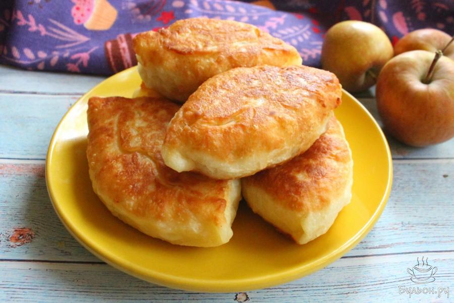 Жареные дрожжевые пирожки с творогом и яблоками