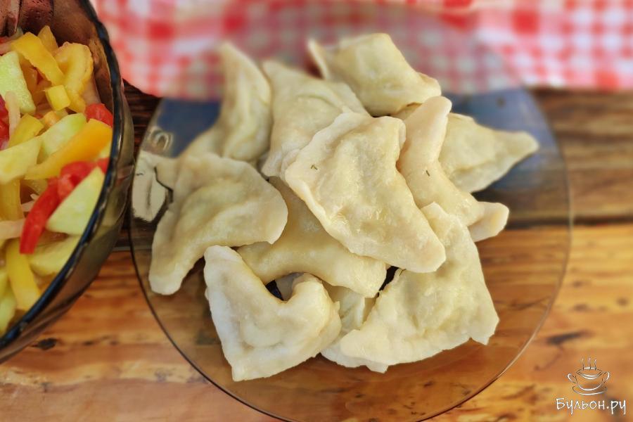 Вареники из заварного теста с картофелем, луком и укропом