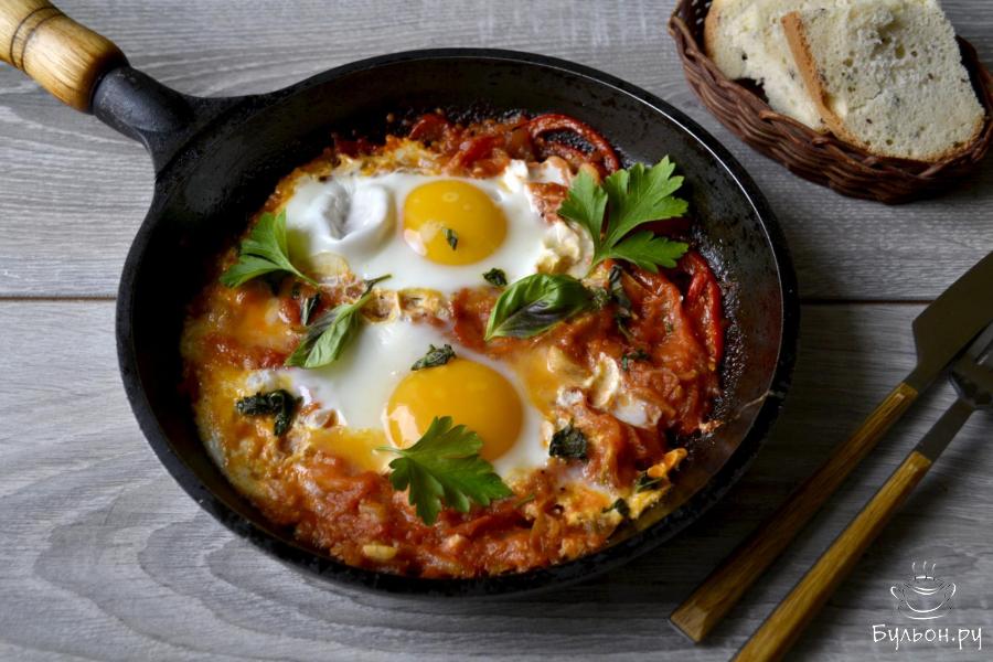 Шакшука - яичница с помидорами, луком и сладким перцем