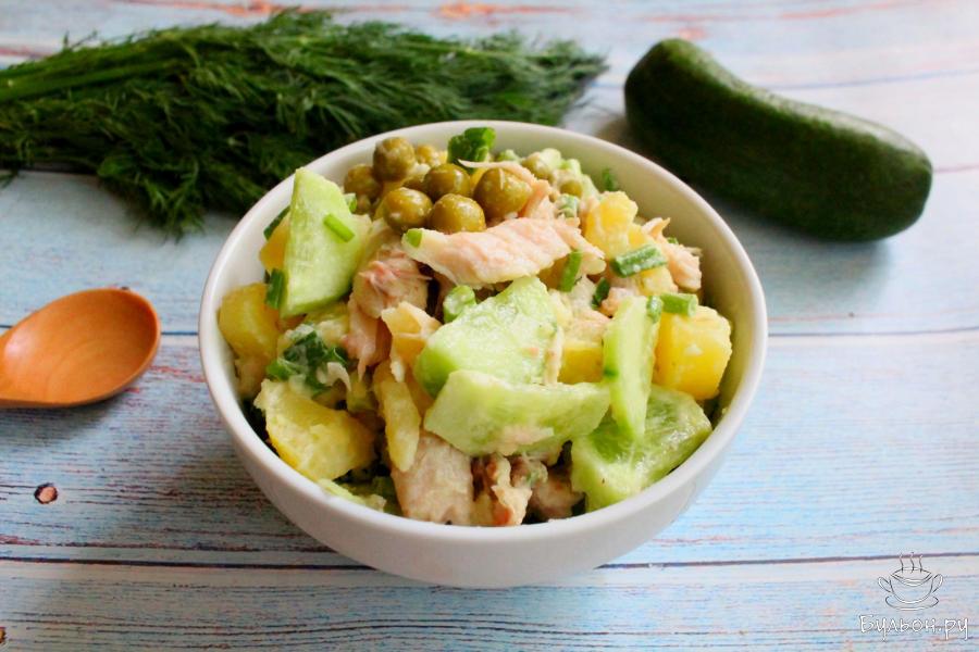 Салат с вареной курицей, зеленым горошком и картофелем