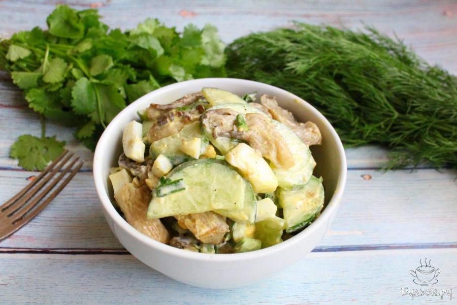 Салат с жареными вешенками, огурцами и яйцом
