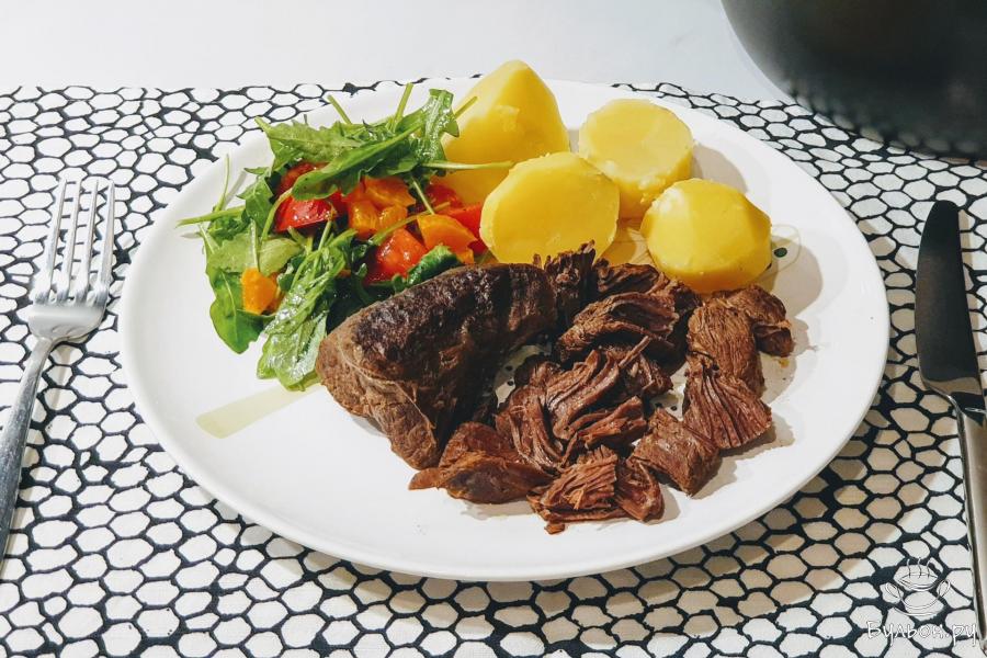 Оленина, томленая в горшочке