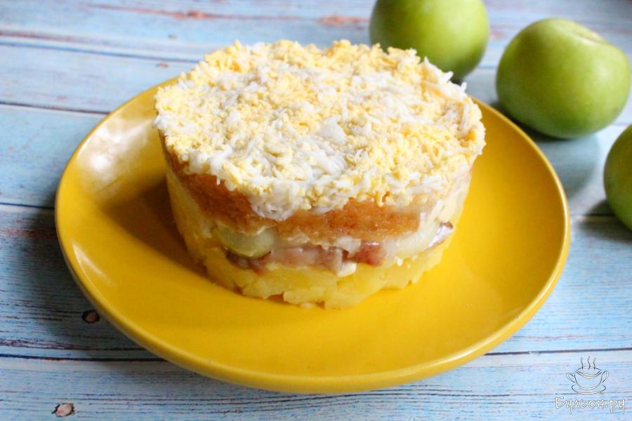 Слоеный салат с сельдью, картофелем и яблоком