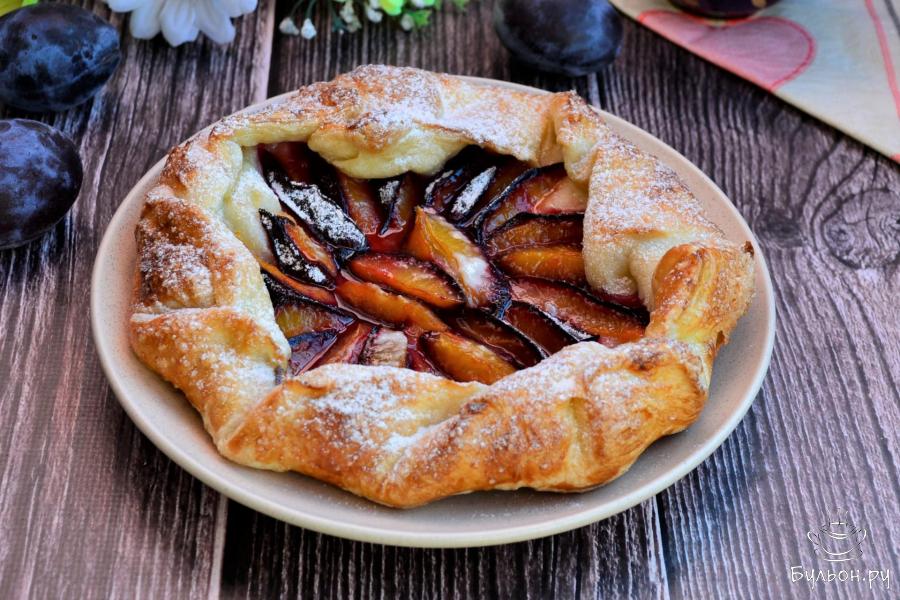 Галета со сливами из слоеного теста