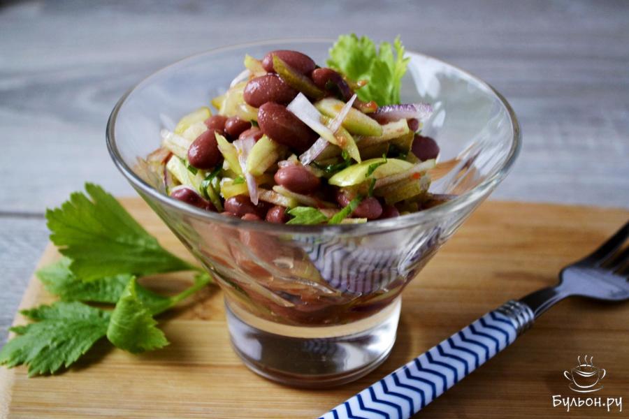 Салат из фасоли с яблоком и огурцом
