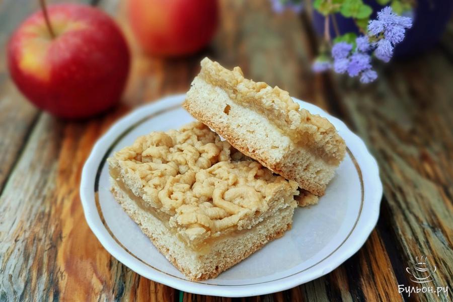 Тертый пирог на растительном масле с яблочной начинкой