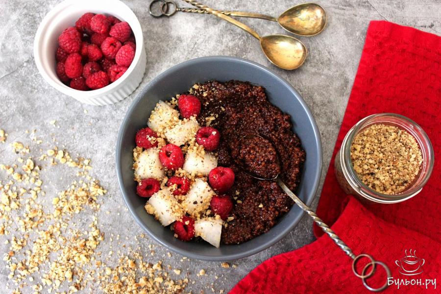 Шоколадный кускус с малиной и дыней