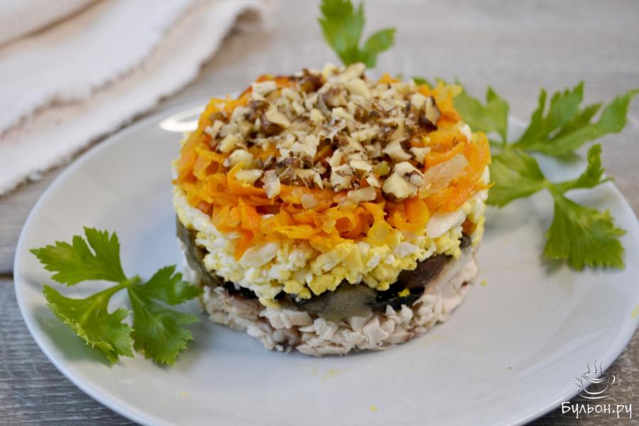 Салат "Блаженство" из куриной грудки, грибов и чернослива