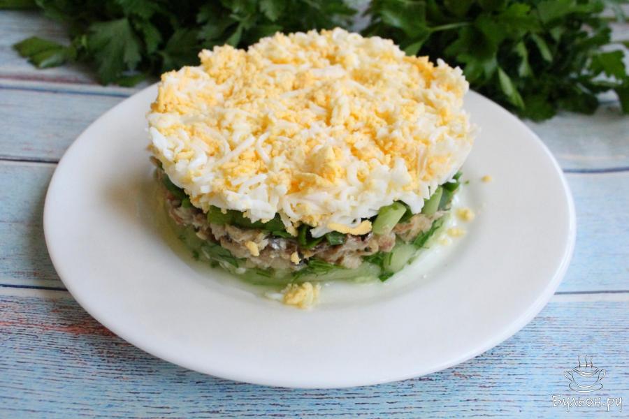 Слоеный салат с рыбными консервами, огурцами и яйцом