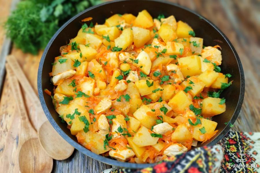 Жаркое из курицы и картофеля с томатной пастой