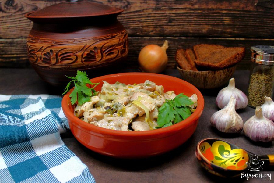 Тушеная свинина в керамическом горшочке