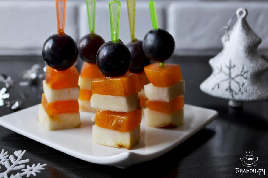 Фрукты на шпажках со сладким соусом из йогурта