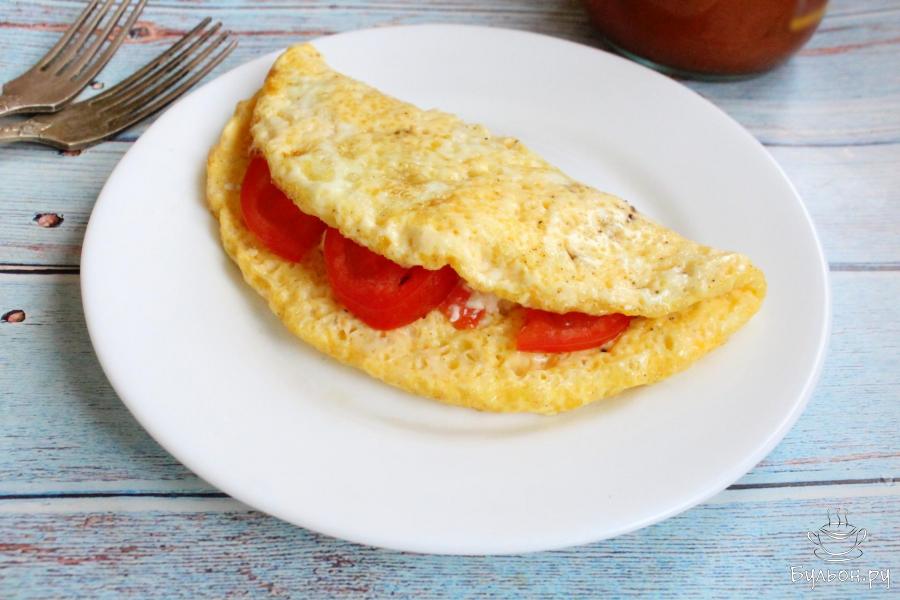 Омлет со сливочным сыром и помидорами