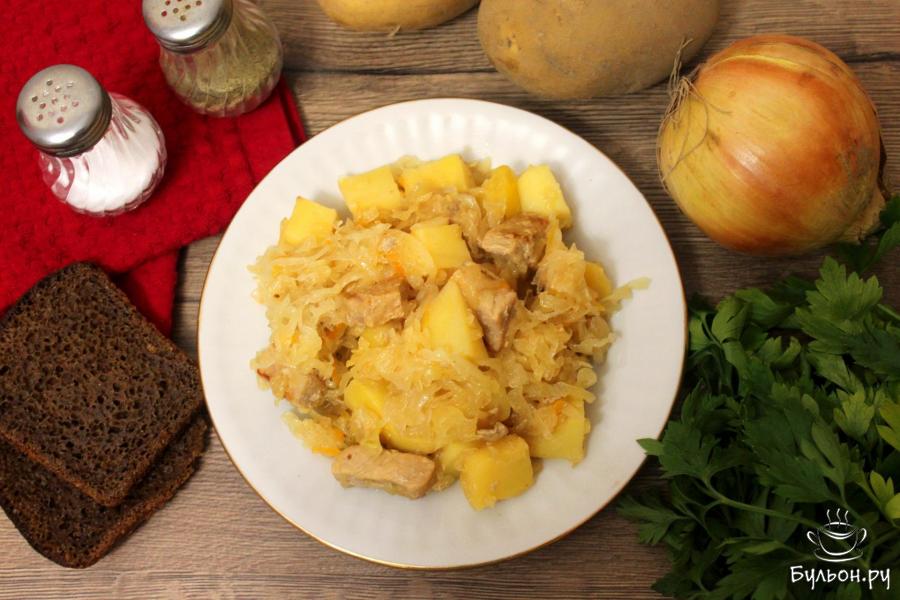 Свинина тушеная с картофелем и квашеной капустой