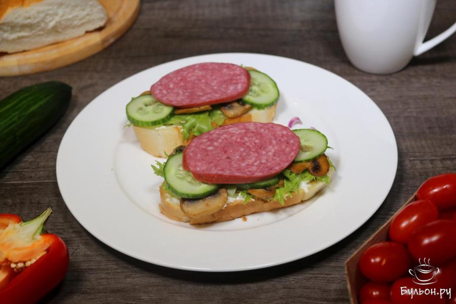 Бетрброды со сливочным сыром, колбасой и овощами