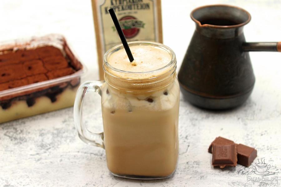 Фраппе из растворимого кофе с мороженым