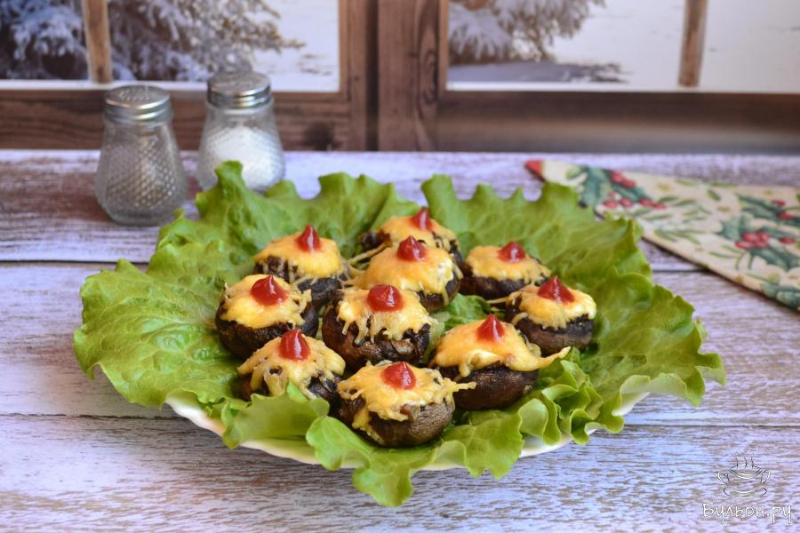 Шампиньоны фаршированные луком и сыром