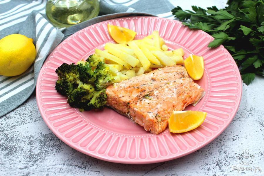 Лосось в духовке с картофелем и брокколи