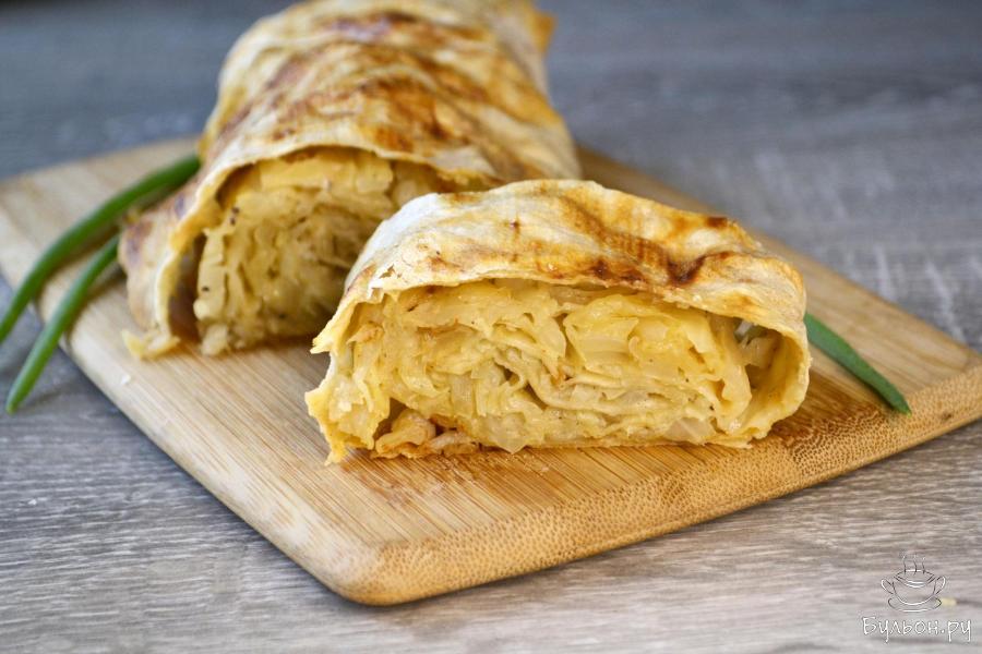 Рулет из лаваша с тушеной капустой в духовке