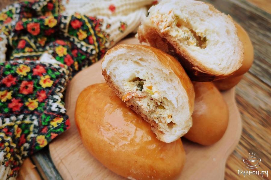 Пирожки из дрожжевого теста с курицей и морковью