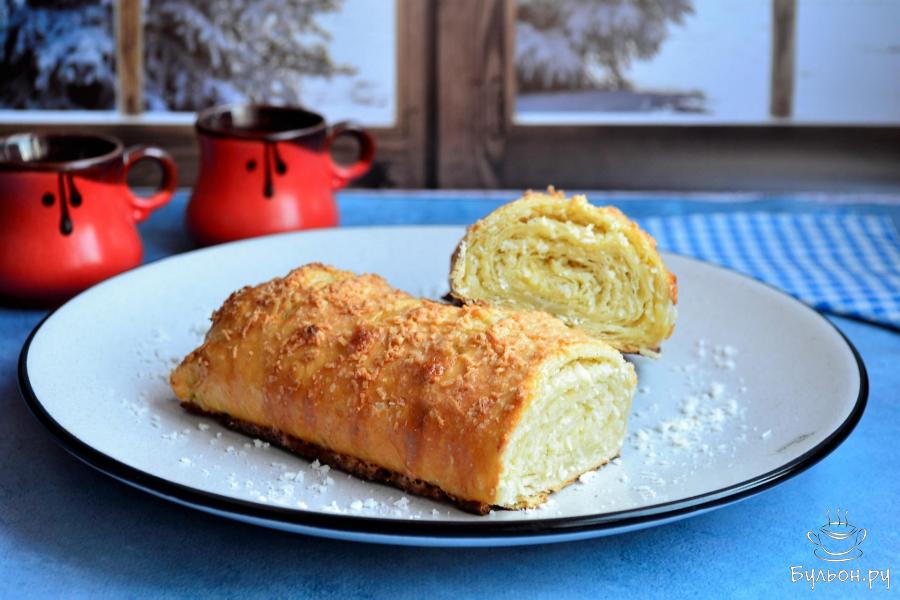 Кокосовый рулет из слоеного теста