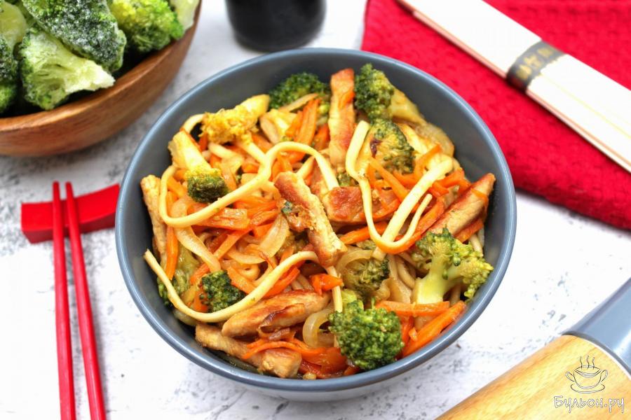 Удон со свининой и овощами в соусе терияки