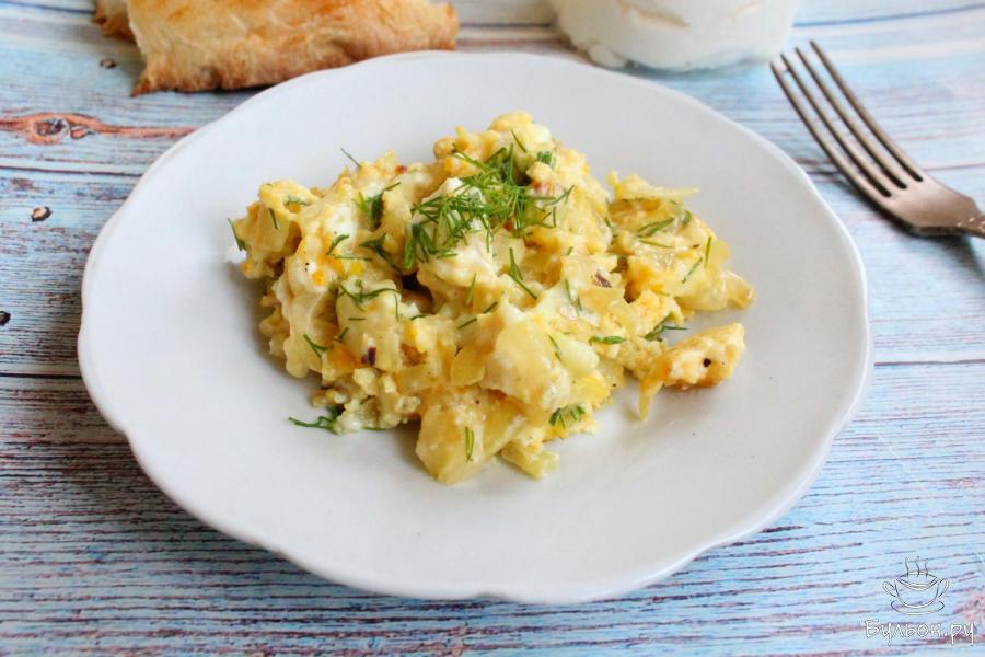 Яичница со сливочным сыром и зеленью