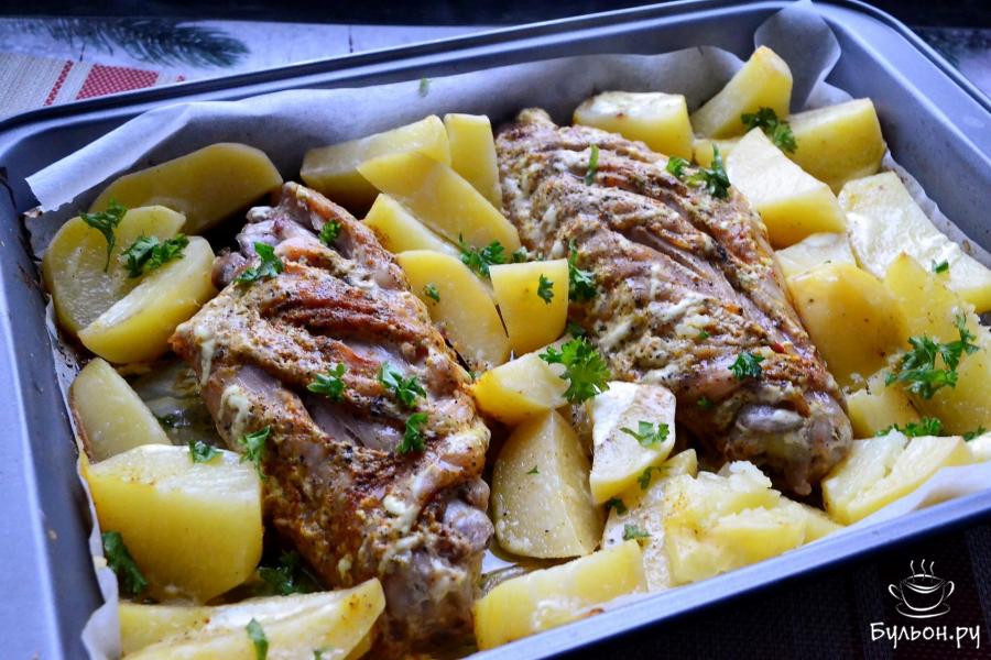 Крылья индейки с картошкой в духовке