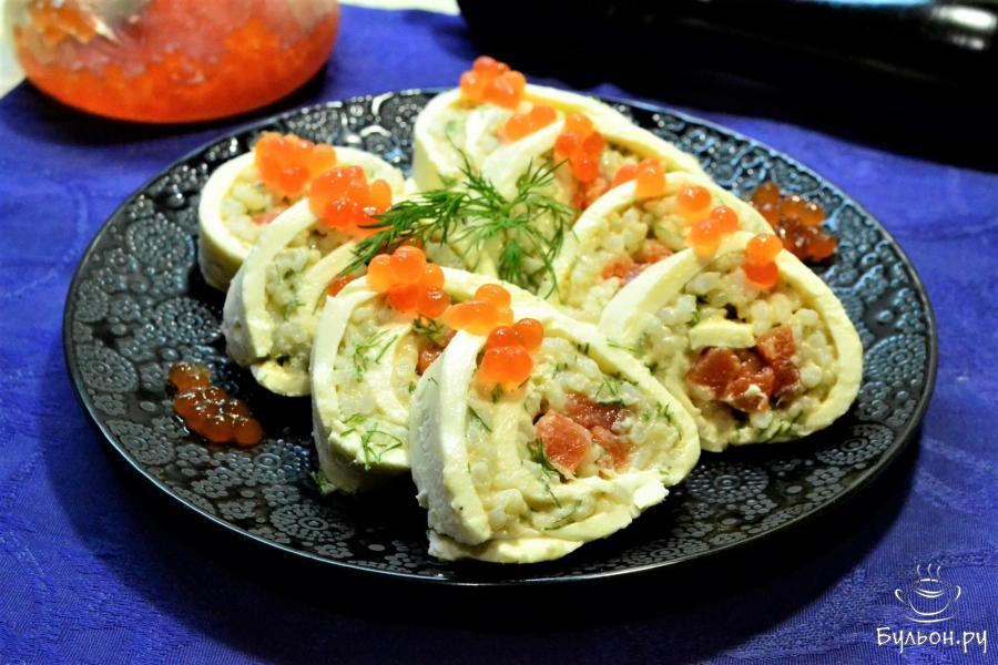 Рулет из плавленого сыра и красной рыбы