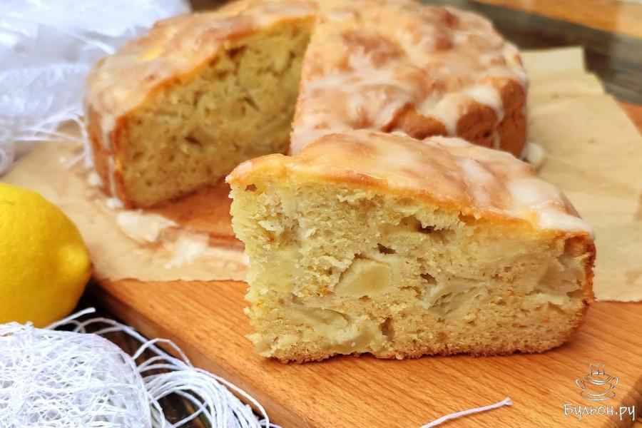 Шарлотка с апельсиновой глазурью и яблоком