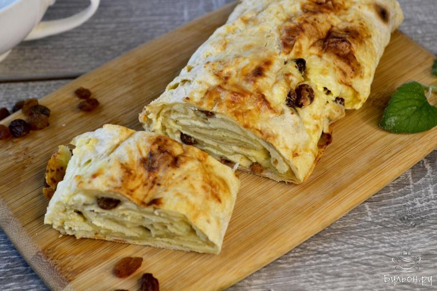 Рулет из лаваша с творогом и изюмом в духовке