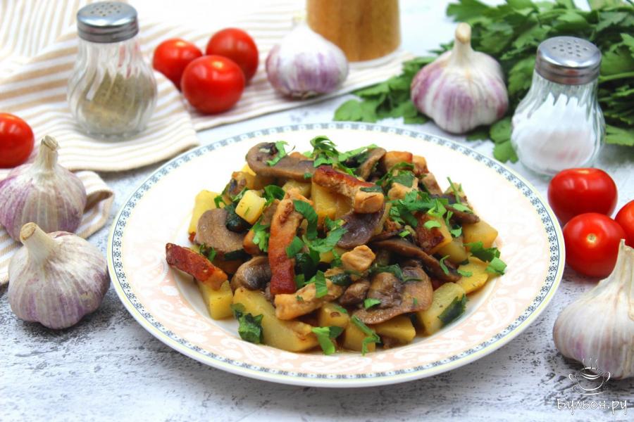 Тушеная картошка со свининой и шампиньонами