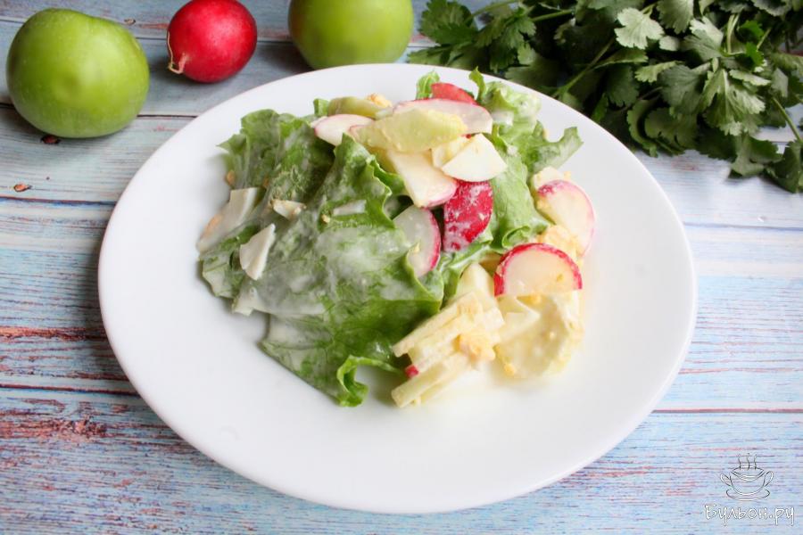Салат с редисом, яблоком и яйцом